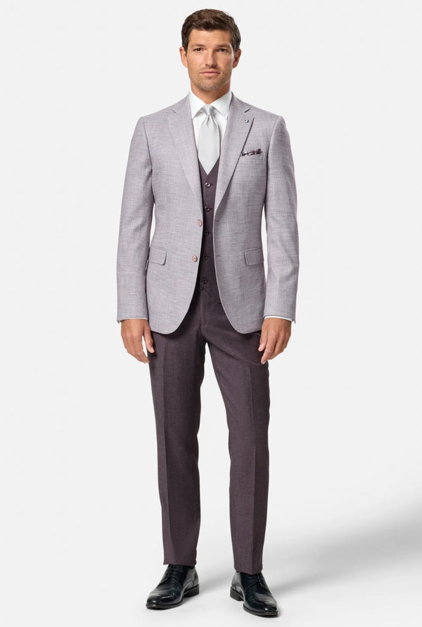 Man wearing a bordo suit with a white shirt and black shoes on a white background